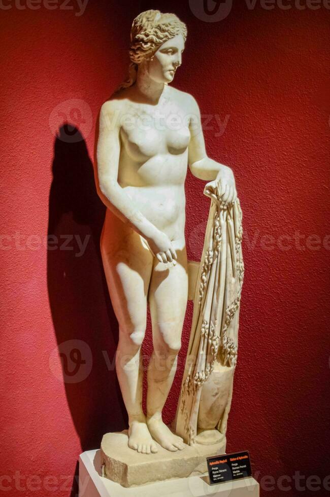 Aphrodite statue. marbre statues de dieux et empereurs de antiquité dans le musée de antiquités de antalya, Turquie. photo