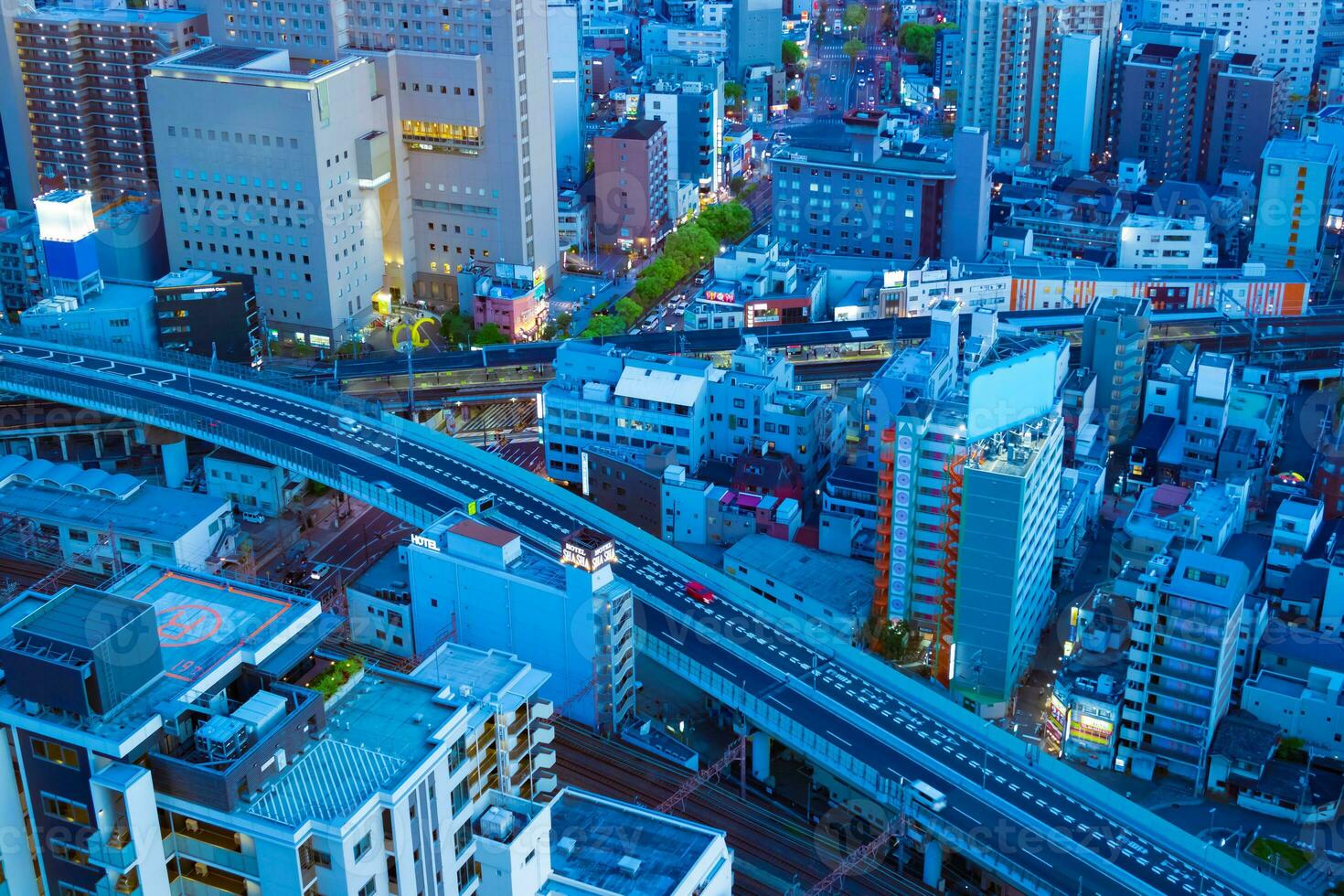 une crépuscule panorama paysage urbain près le chemin de fer dans Osaka téléobjectif coup photo