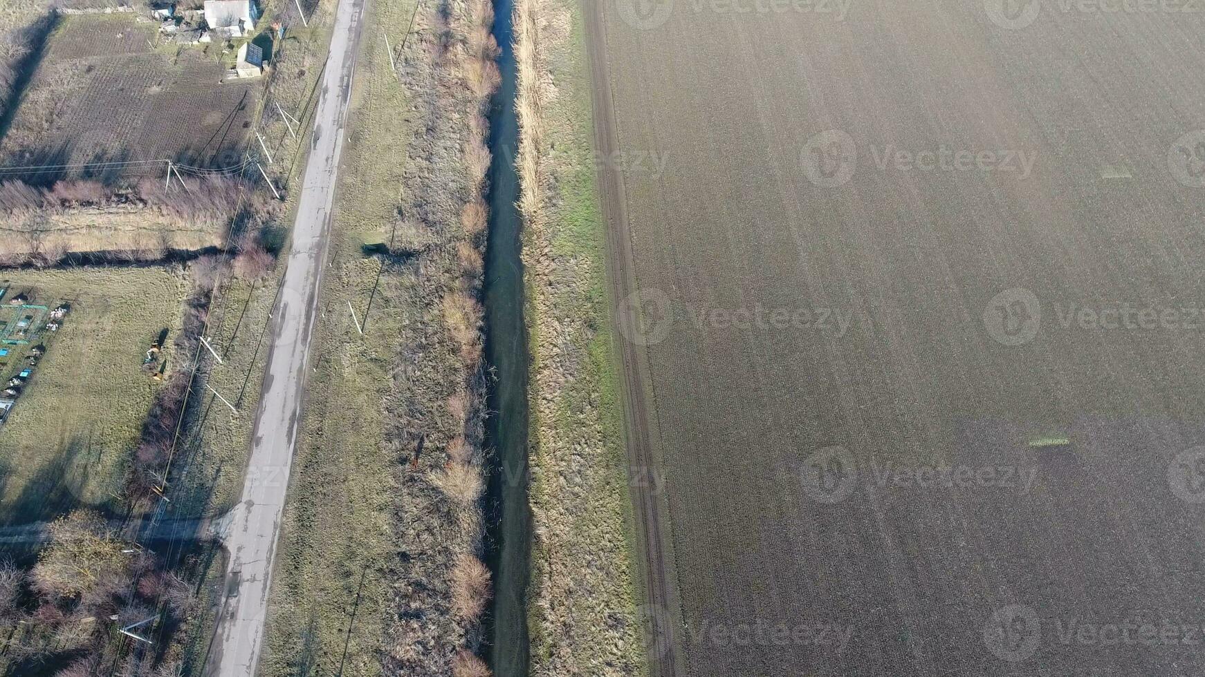 le canal de le inférieur niveau de le irrigation système de des champs. Infrastructure pour le cultivation de riz photo