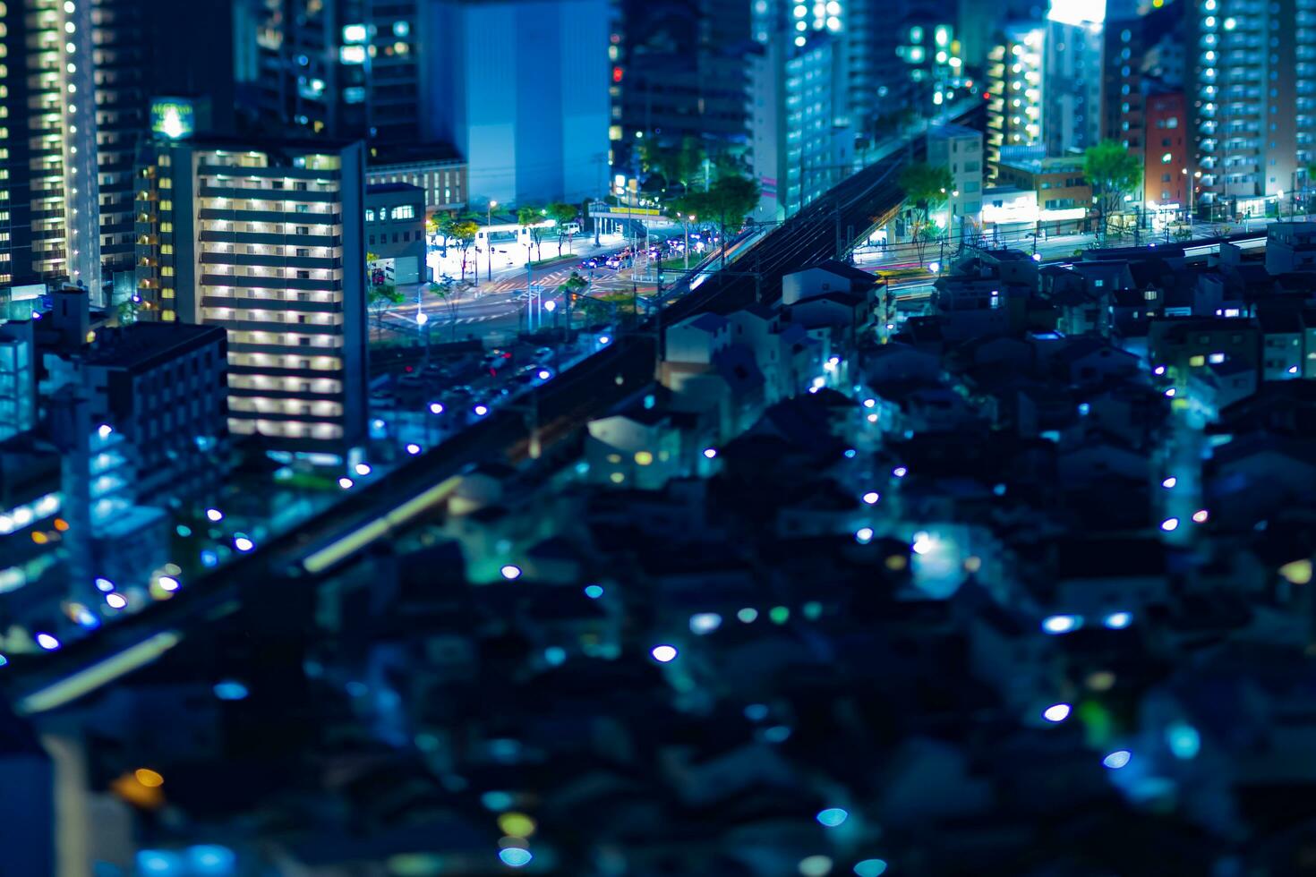 une nuit miniature paysage urbain par haute angle vue près le chemin de fer dans Osaka photo