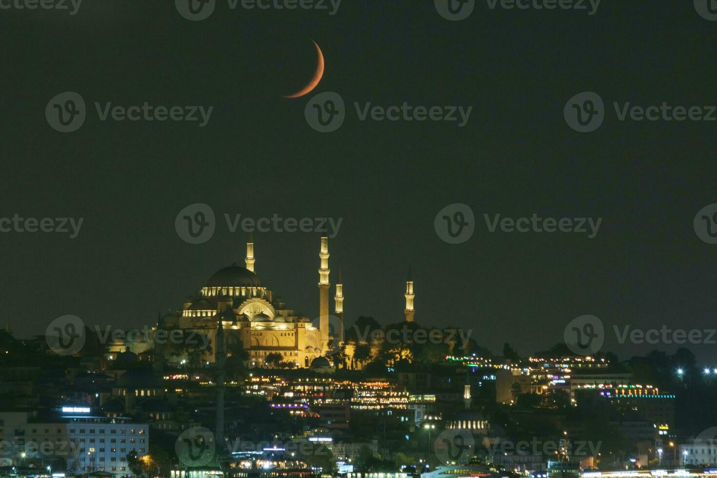 islamique photo. croissant lune et Suleymaniye mosquée à nuit photo