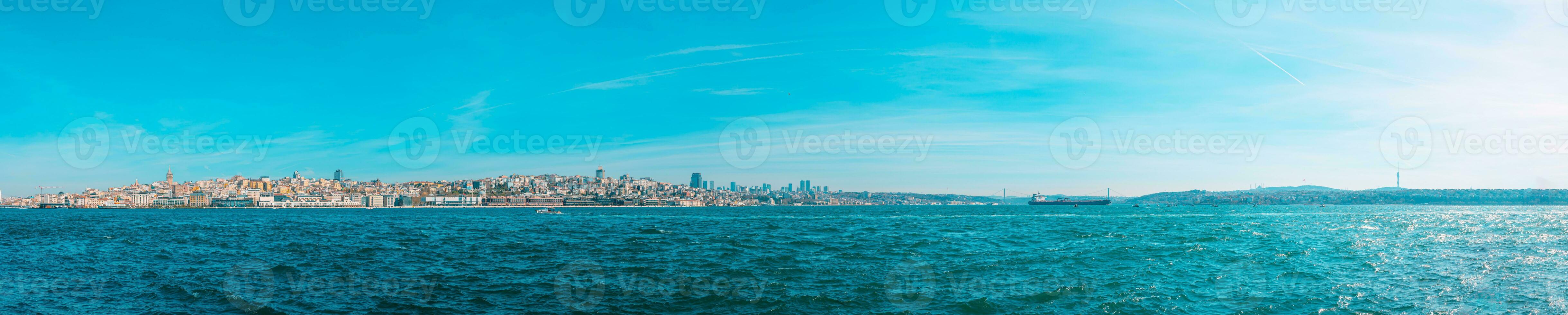 Istanbul paysage urbain. panoramique vue de le bosphore et Istanbul de sarayburnu photo