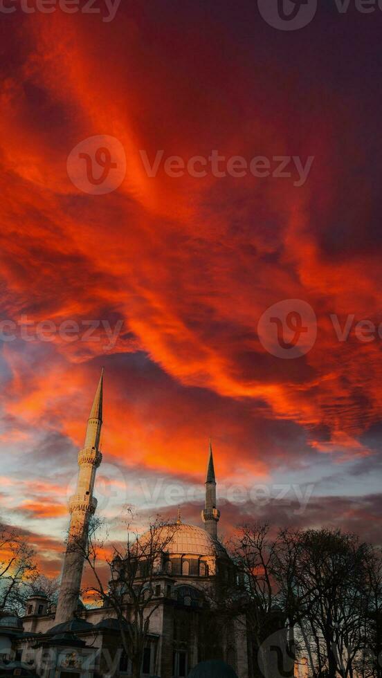 Ramadan ou islamique concept photo. euh sultan mosquée et spectaculaire ciel photo