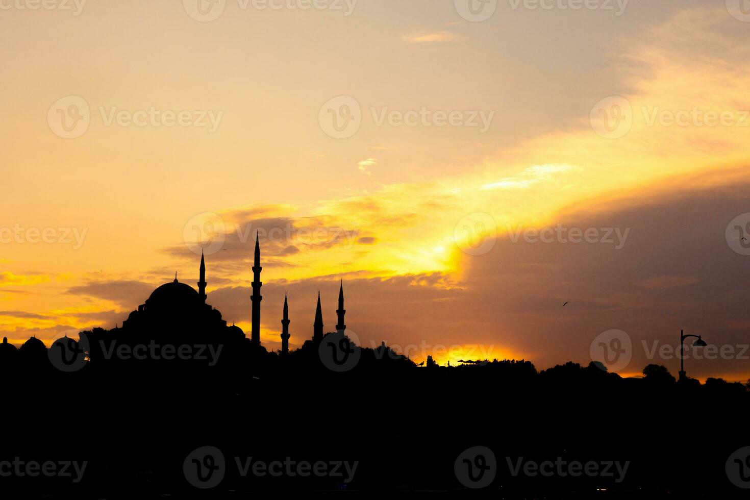 silhouette de Suleymaniye mosquée à le coucher du soleil. visite Istanbul Contexte photo