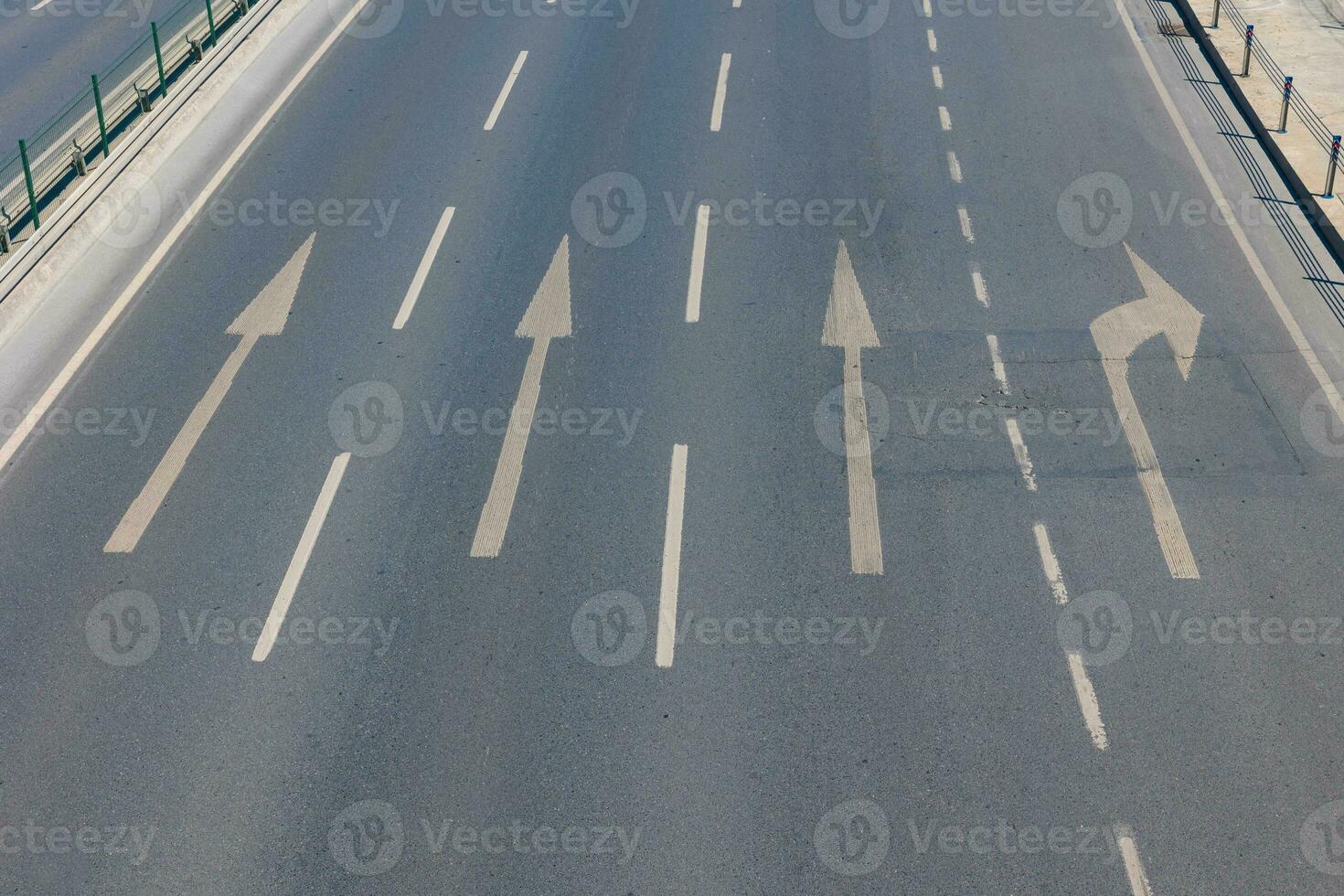 Autoroute avec directionnel flèches. transport Contexte photo