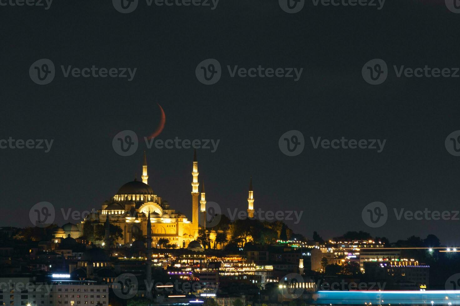 islamique concept photo. croissant lune et Suleymaniye mosquée. photo