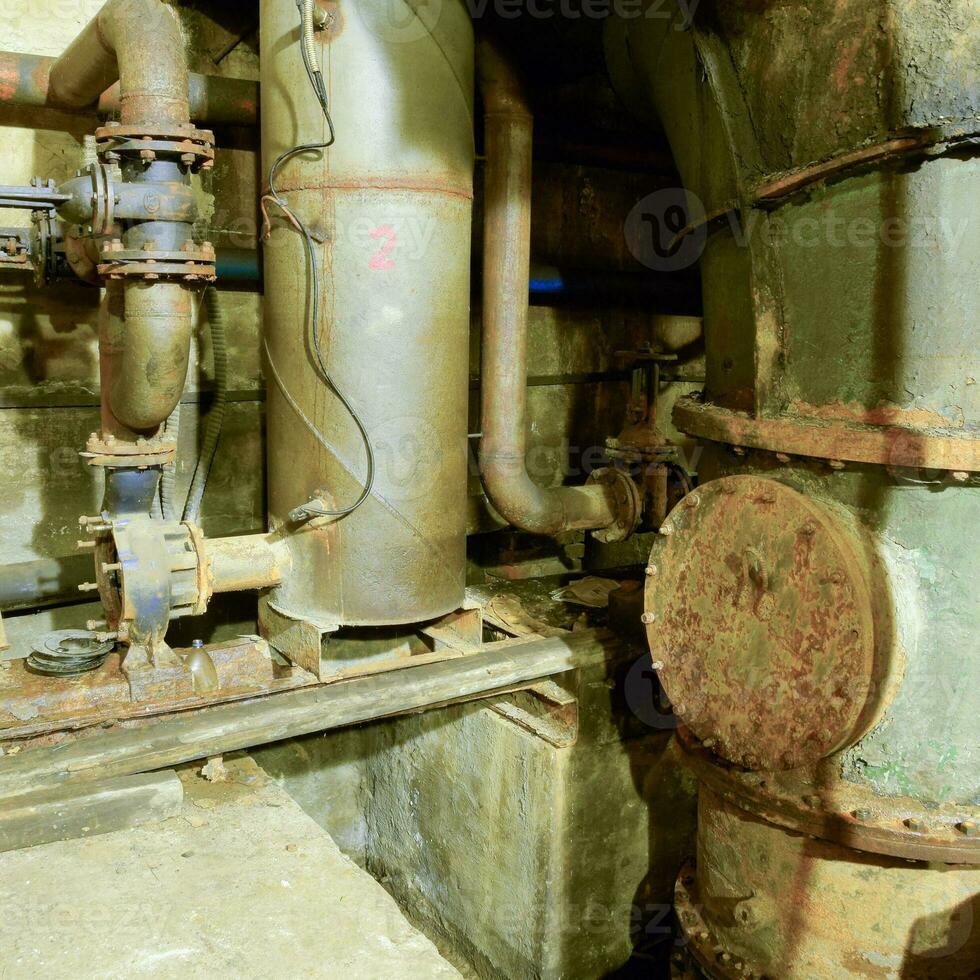 sous-sol de une l'eau pompage gare. abandonné post-apocalyptique photo
