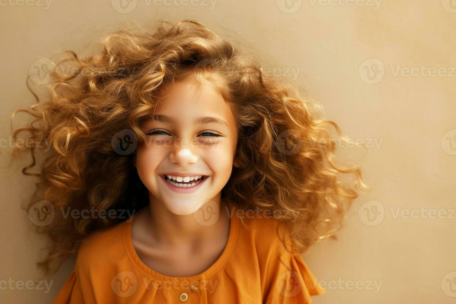 ai généré portrait de content souriant peu fille avec frisé cheveux sur Orange Contexte. ai généré. photo