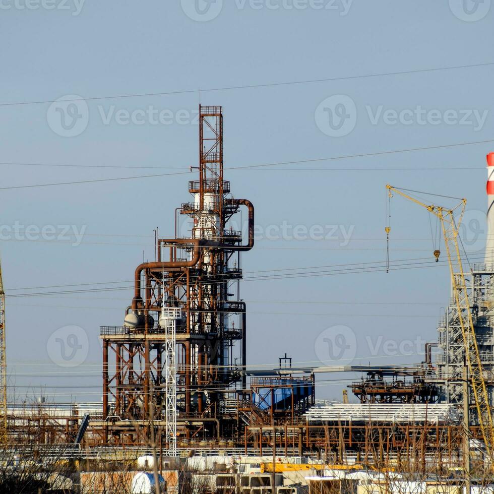 le colonne de Profond En traitement de carburant huile. une fourneau pour chauffage carburant huile. En traitement de carburant huile. pétrole raffinage. photo