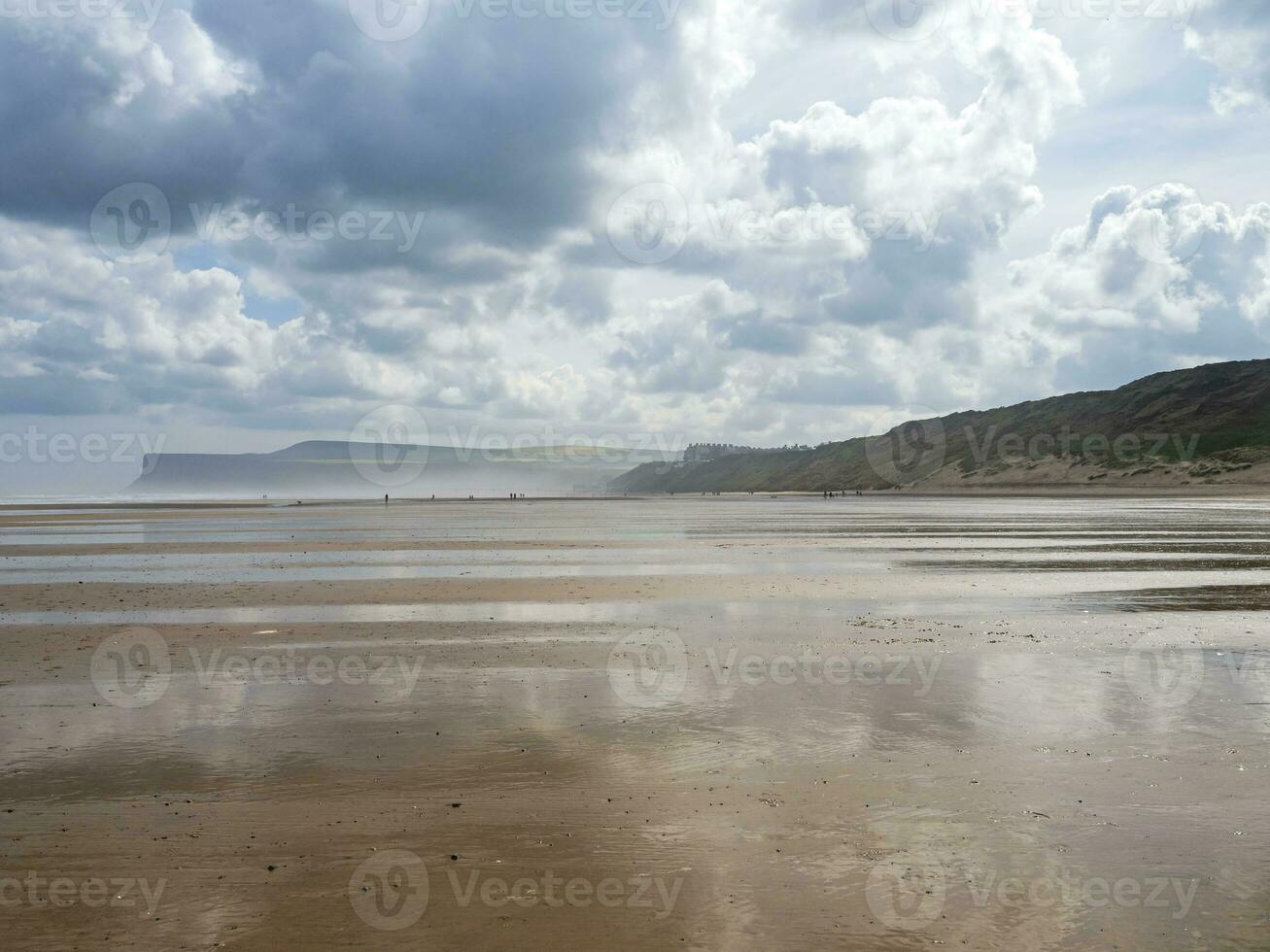 orage des nuages plus de brûlure de sel plage, Nord Yorkshire, Angleterre photo