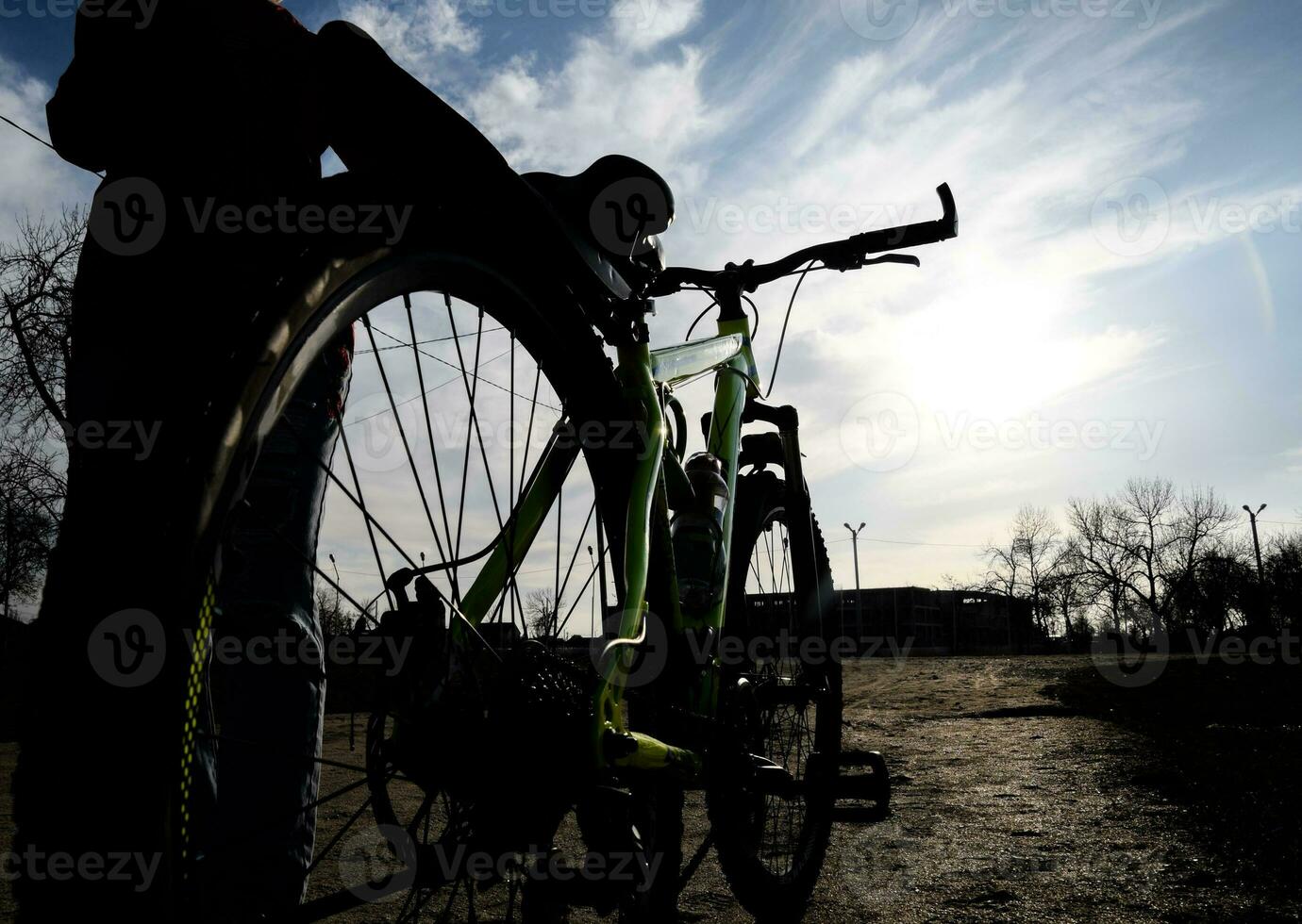 Montagne bicyclette sur le coucher du soleil Contexte dans rétro-éclairage. marcher avec une bicyclette dans le parc. photo