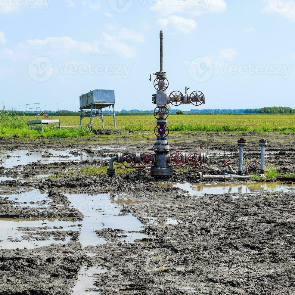 pétrole bien après réparation dans boue et flaques d'eau. photo