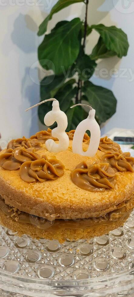 célébrer 30 ans dans style le image de le anniversaire gâteau dans une vibrant fête transmet joie et fête. avoir il maintenant et partager inoubliable des moments photo