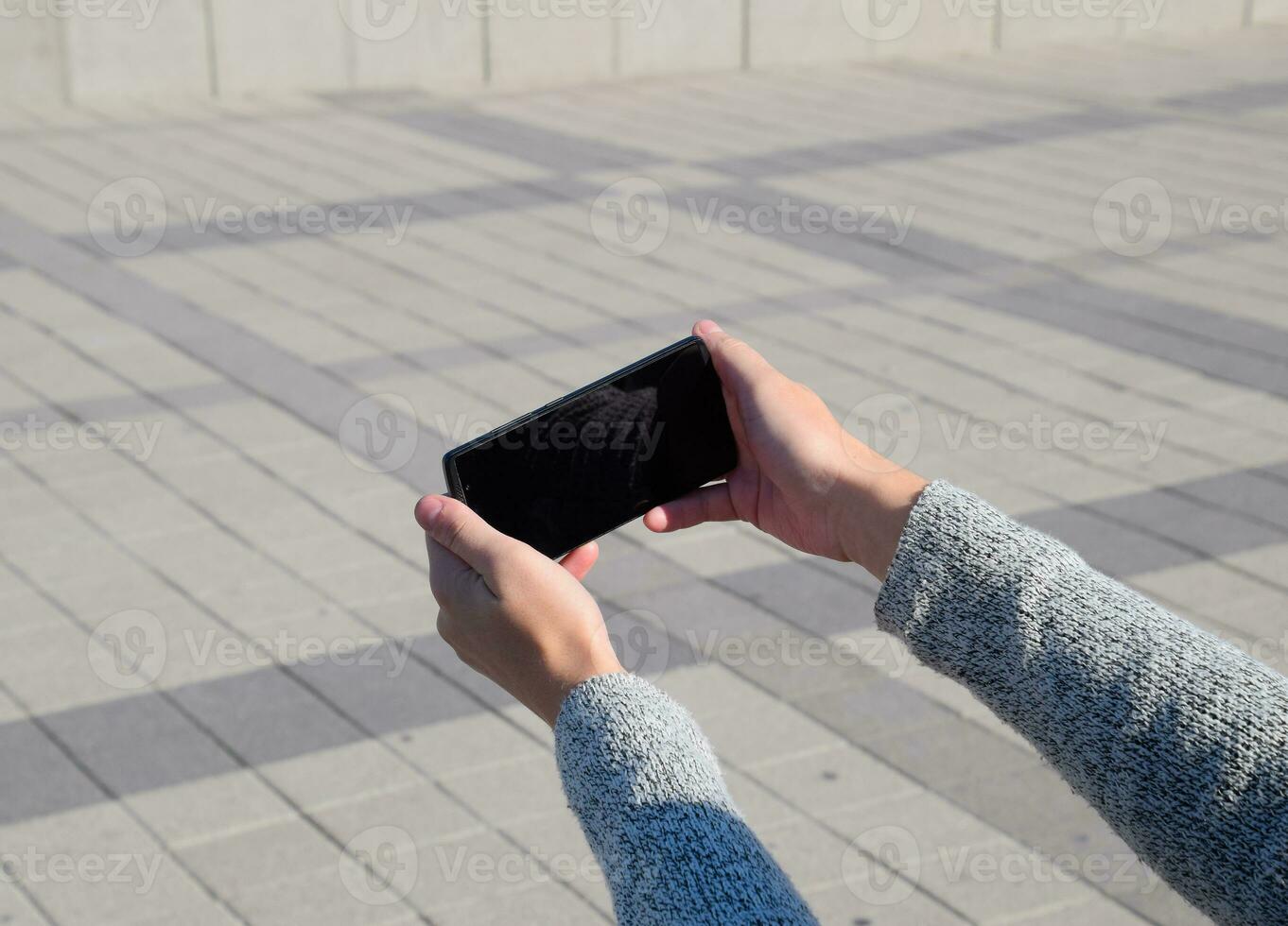 une téléphone intelligent est dans le mains de une femme. la communication en utilisant une téléphone intelligent photo