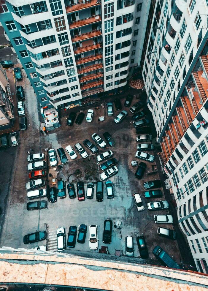 appartement bâtiment fermer avec désordonné voiture parking. Batoumi.Géorgie photo