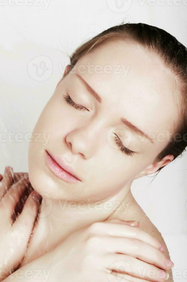 femme sous la douche photo