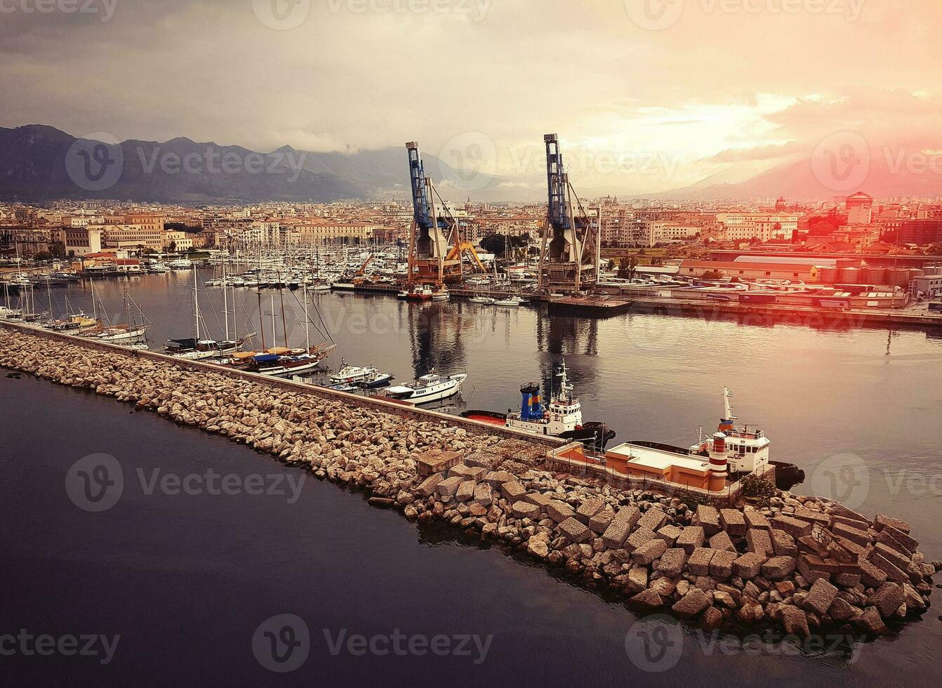 navire Port dans le le coucher du soleil. Italie photo