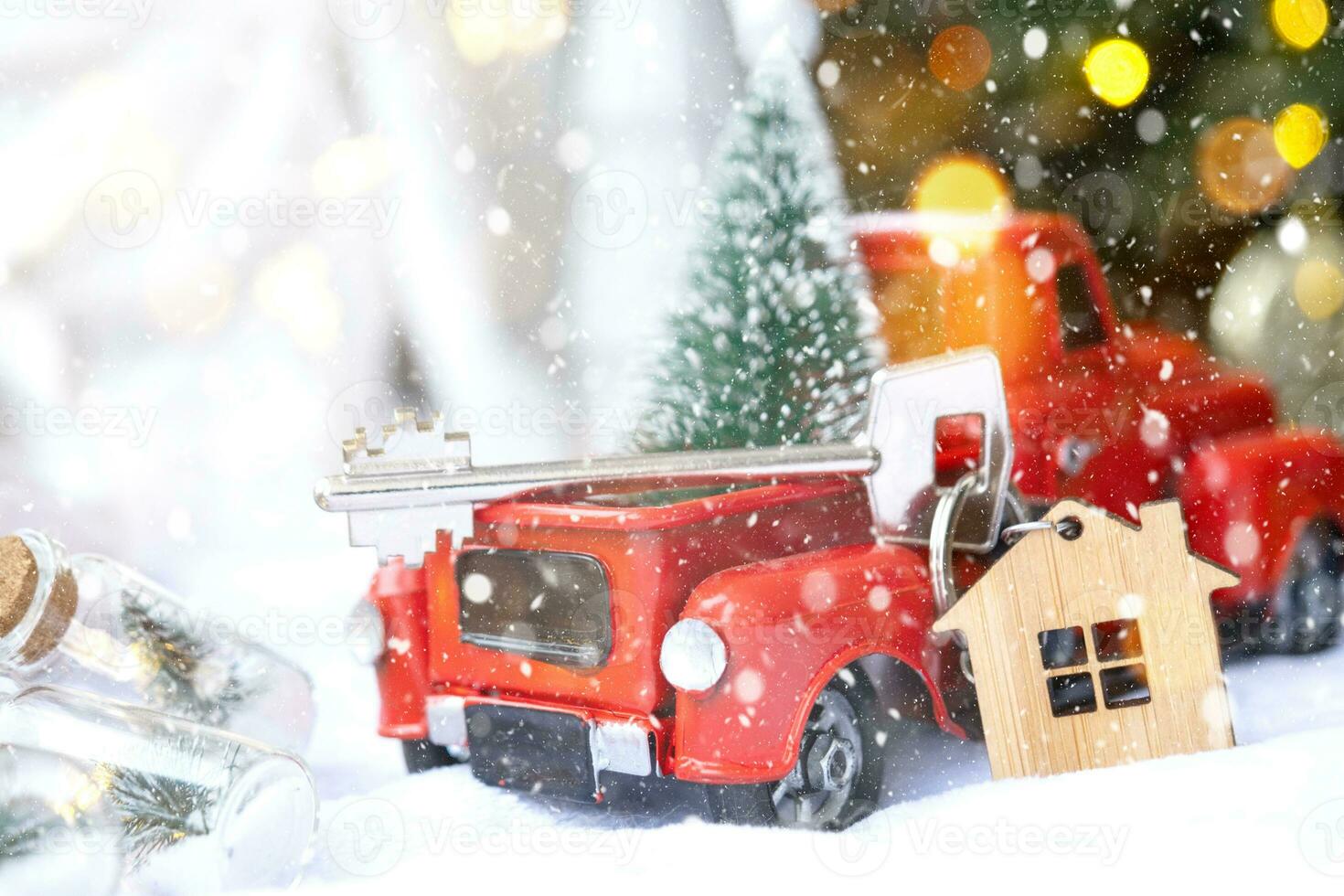 voiture rétro rouge avec un arbre de noël décore avec la clé de la maison dans la camionnette pour noël. achat d'une maison, déménagement, hypothèque, prêt, immobilier, ambiance festive, nouvel an photo