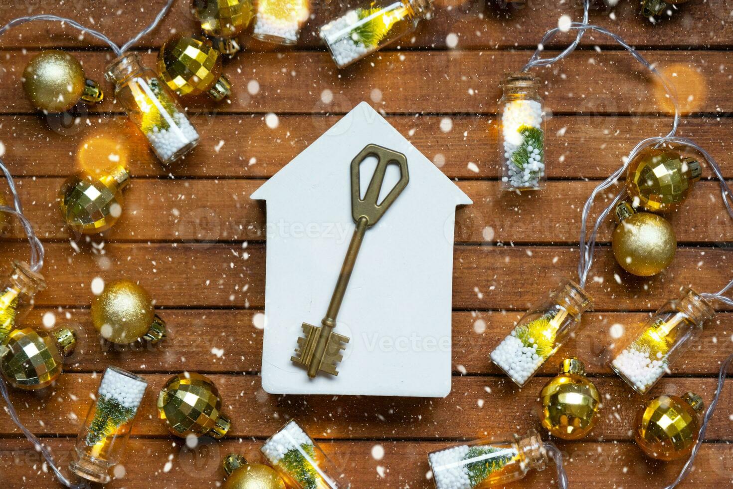 clé à maison avec une porte-clés minuscule Accueil sur en bois Contexte avec Noël décor mise en page. cadeau pour Nouveau année, Noël. bâtiment, projet, en mouvement à Nouveau loger, hypothèque, location et achat réel biens photo