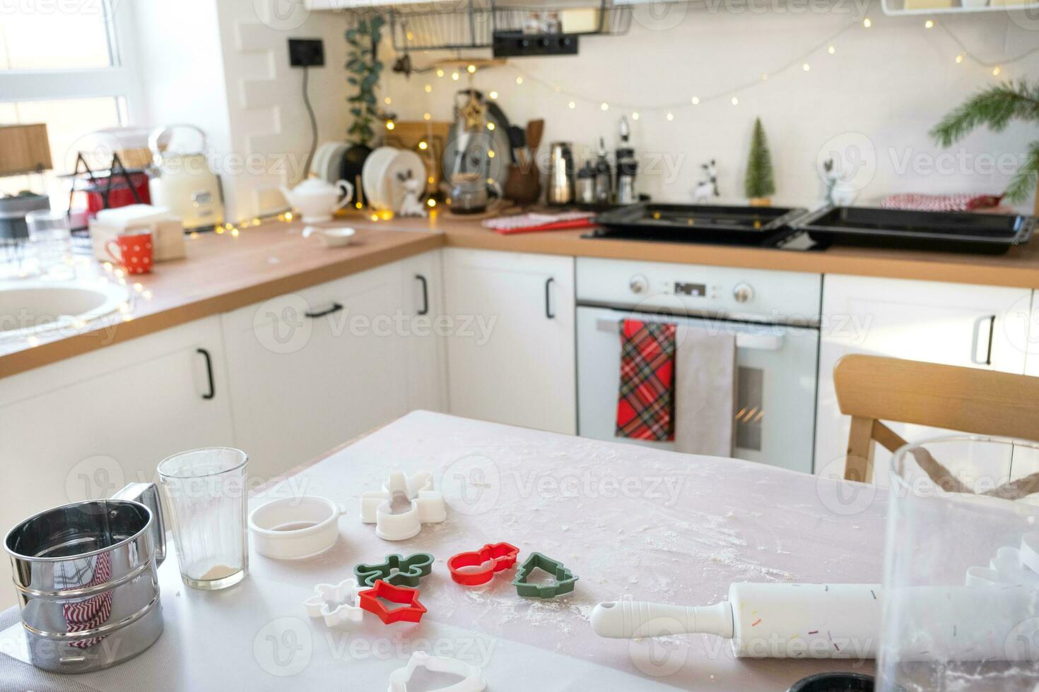 disposition de biscuit coupeurs fermer Couper en dehors biscuits de le pâte avec moules sur une Noël thème dans le forme de une bonhomme de neige, une Noël arbre, étoiles dans le cuisine photo