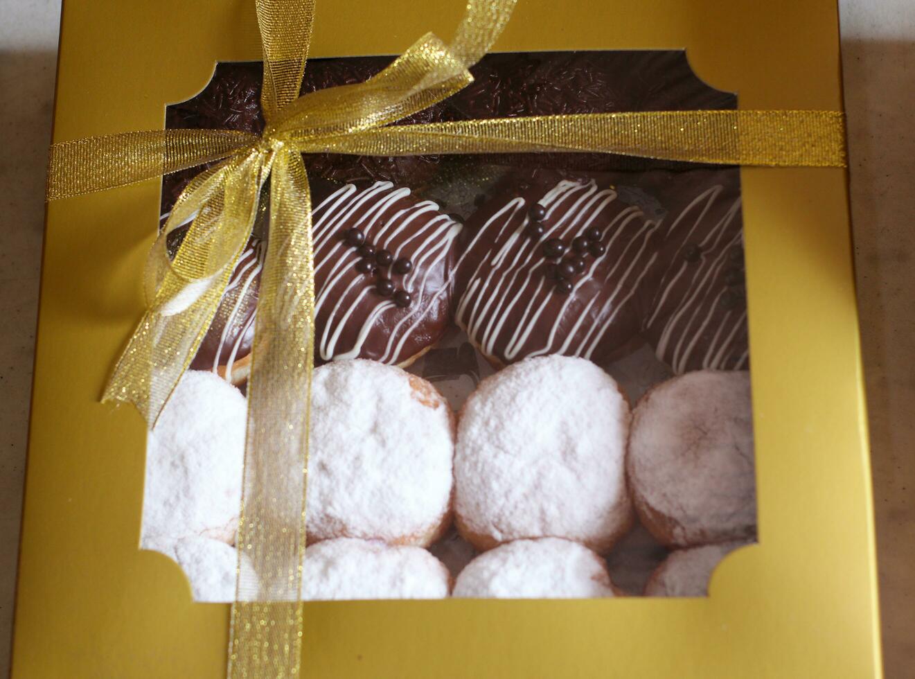 sucré Chocolat et blanc Donut gâteau dans une gâteau boîte photo