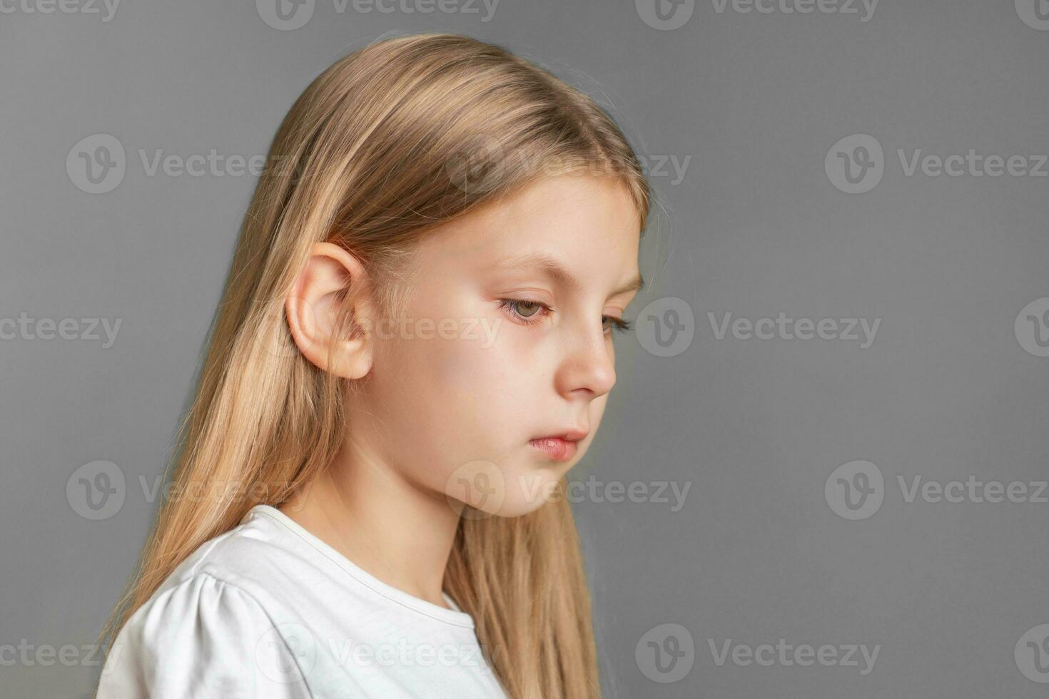 portrait de triste peu fille dans blanc T-shirt photo