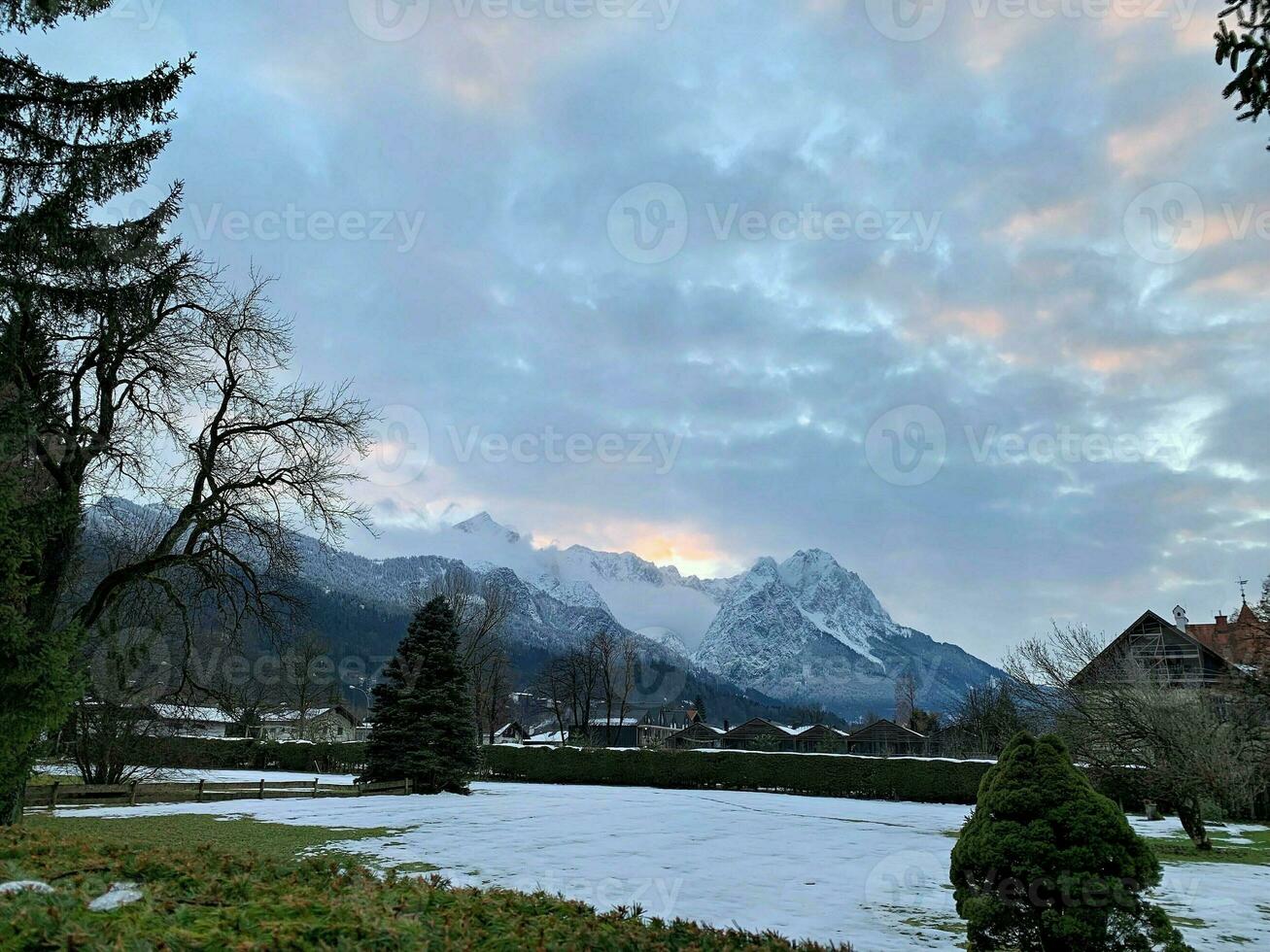 lever du soleil derrière le Montagne intervalle dans garmisch-partenkirchen Bavière du sud Allemagne photo