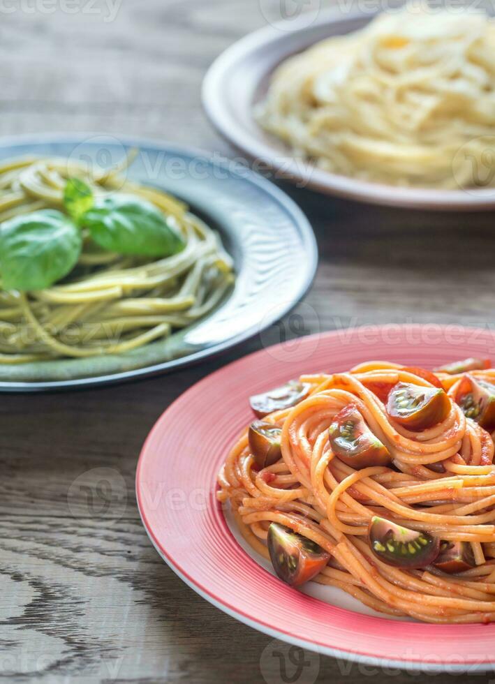 portions de coloré spaghetti avec Ingrédients photo