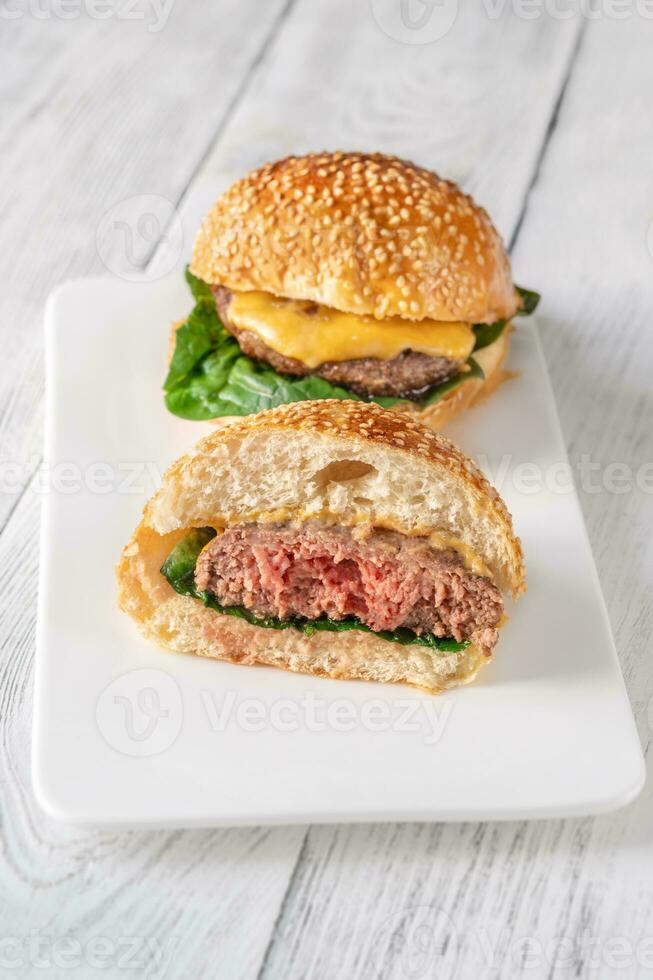 deux fait maison hamburgers au fromage photo