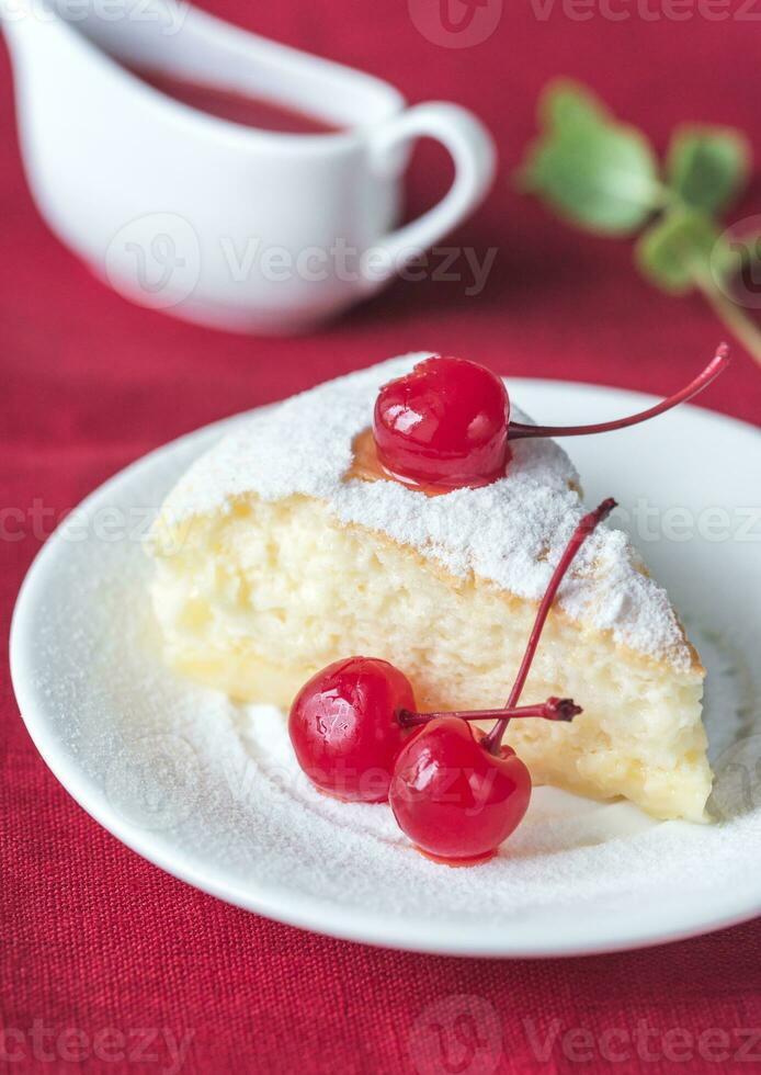 tranche de cheesecake sur le blanc assiette photo