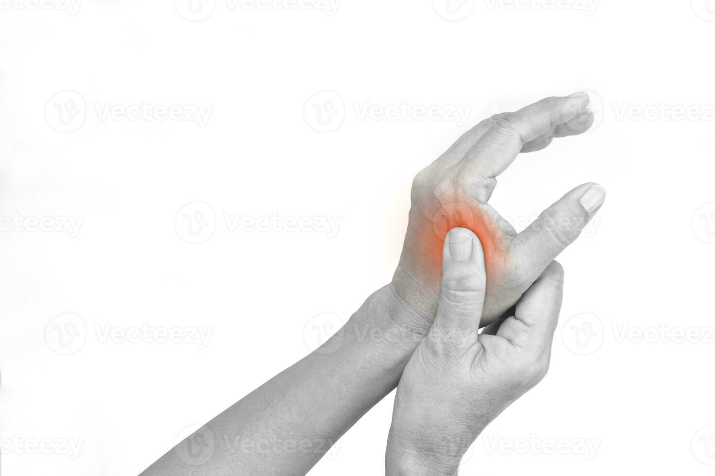 main d'une femme souffrant de douleurs à la main sur fond blanc avec un tracé de détourage. concept de syndrome de soins de santé et de bureau. photo