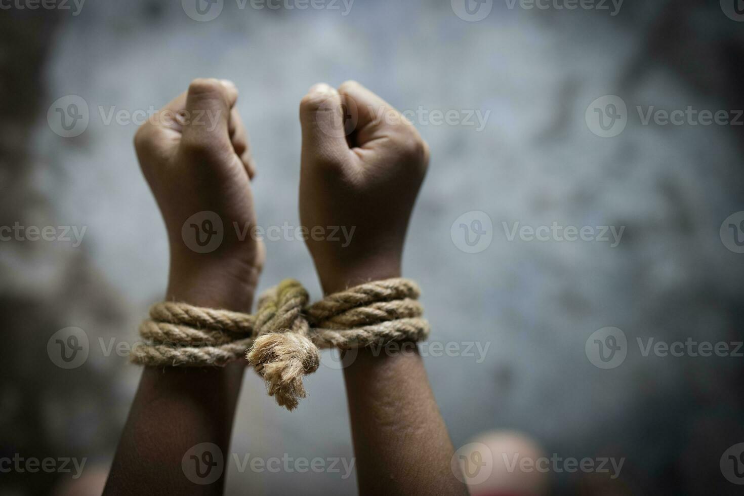 désespéré homme mains lié ensemble avec corde, enfant la main d'oeuvre concept, pauvres les enfants victimes de Humain trafic processus, pauvreté, enfant abus. photo