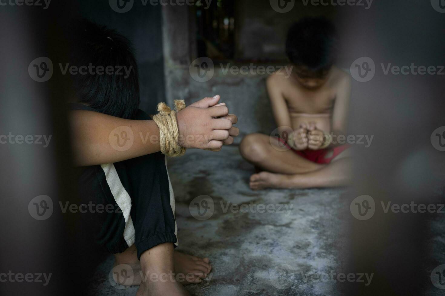 désespéré homme mains lié ensemble avec corde, enfant la main d'oeuvre concept, pauvres les enfants victimes de Humain trafic processus, pauvreté, enfant abus. photo