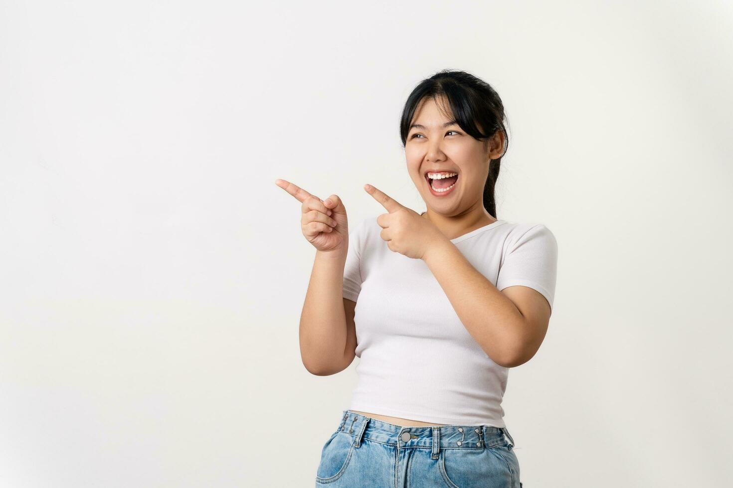 le de bonne humeur Jeune asiatique femme a génial pensée, découverte inspiration ou solutions à résoudre une problème. montrer du doigt doigt en haut permanent sur blanc Contexte. photo