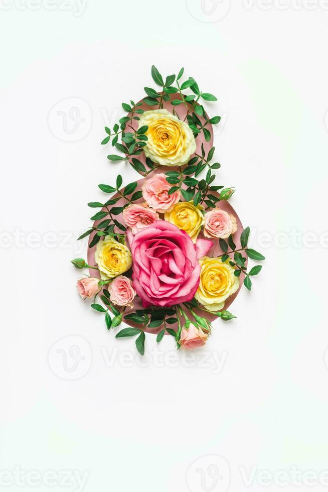 Mars 8e concept. Créatif nombre 8 fabriqué de trou et coloré des roses. élégant salutation carte aux femmes journée sur Mars 8e photo
