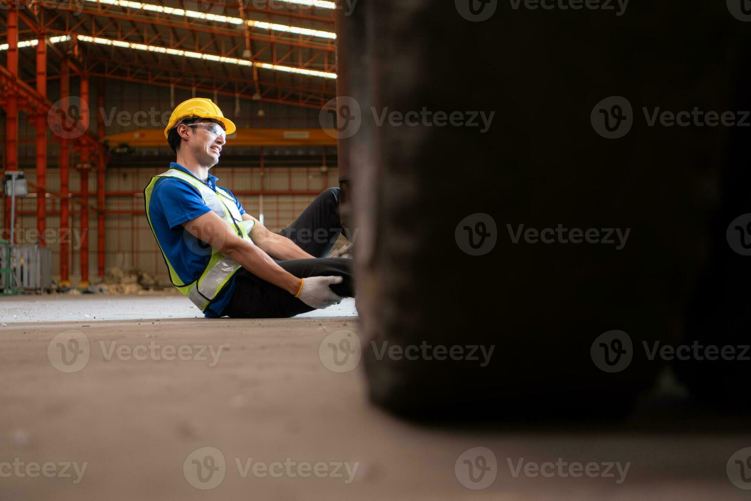 Jeune homme travail dans une acier industrie usine. il a été de façon critique blesser lorsque une chariot élévateur couru plus de le sien jambe et avait à être transporté à le hôpital. photo