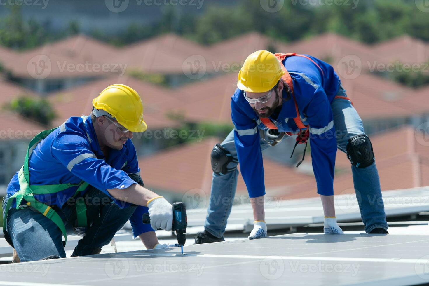 tous les deux de techniciens est installation solaire panneaux sur le toit de le entrepôt à changement solaire énergie dans électrique énergie pour utilisation dans des usines. photo