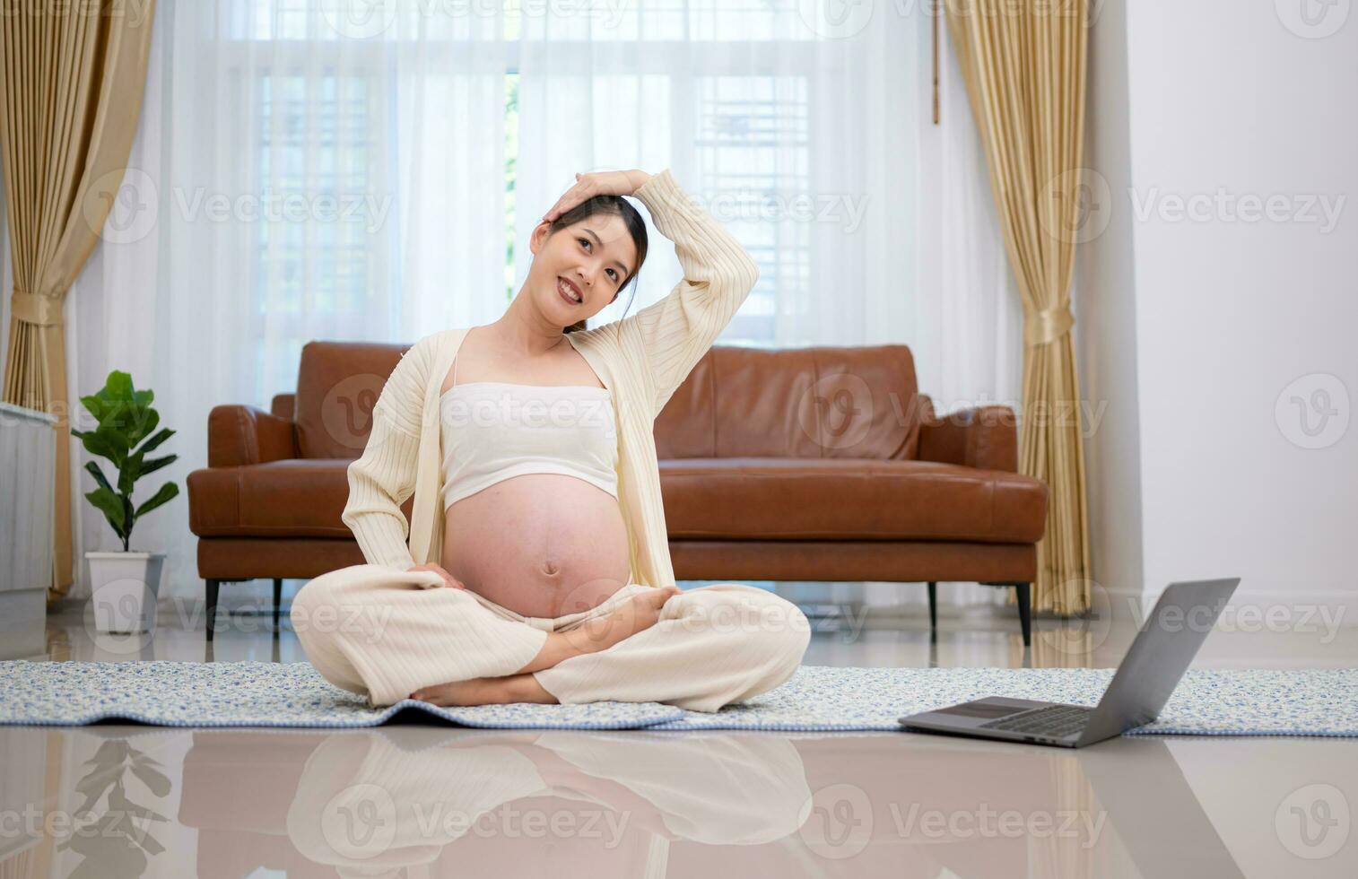 lumière activité pour Enceinte femmes sur le bord de donnant naissance, maternité prénatal se soucier et femme grossesse concept. photo