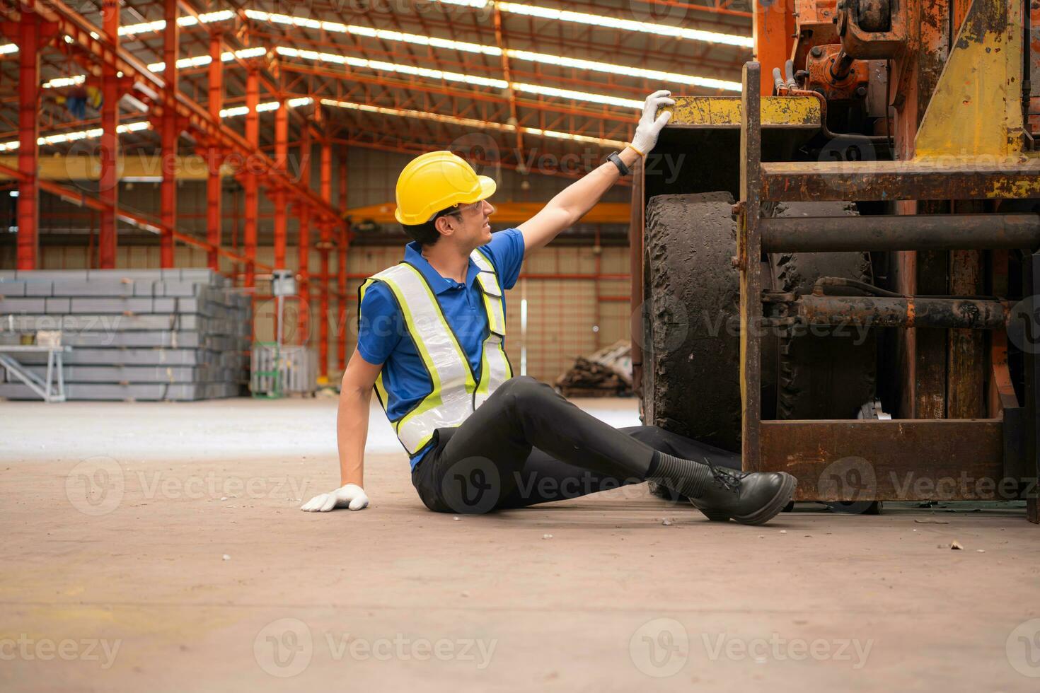 Jeune homme travail dans une acier industrie usine. il a été de façon critique blesser lorsque une chariot élévateur couru plus de le sien jambe et avait à être transporté à le hôpital. photo