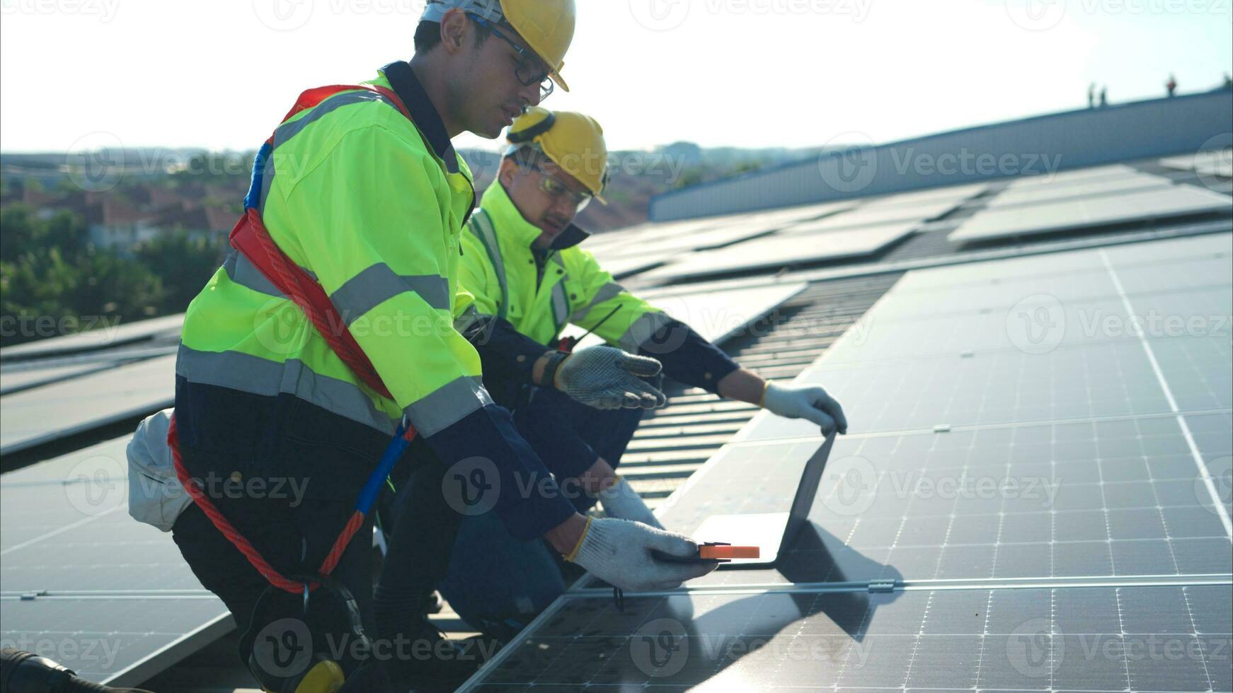 tous les deux de techniciens est installation solaire panneaux sur le toit de le entrepôt à changement solaire énergie dans électrique énergie pour utilisation dans des usines. photo