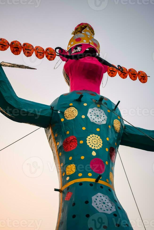 ravnans étant enflammé pendant Dussera Festival à ramleela sol dans Delhi, Inde, gros statue de Ravana à avoir Feu pendant le juste de Dussera à célébrer le la victoire de vérité par Seigneur rama photo