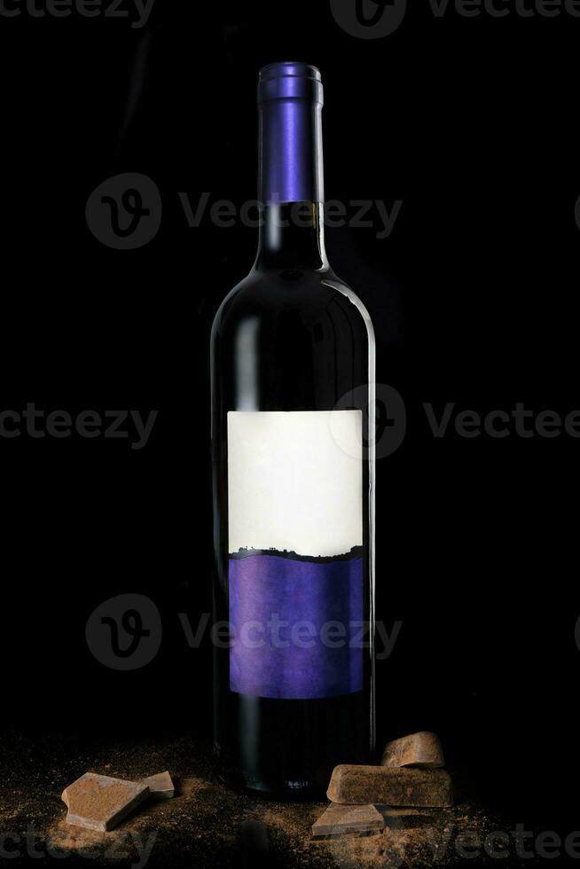 bouteille de rouge du vin avec nettoyer étiquette et Chocolat sur le sol photo