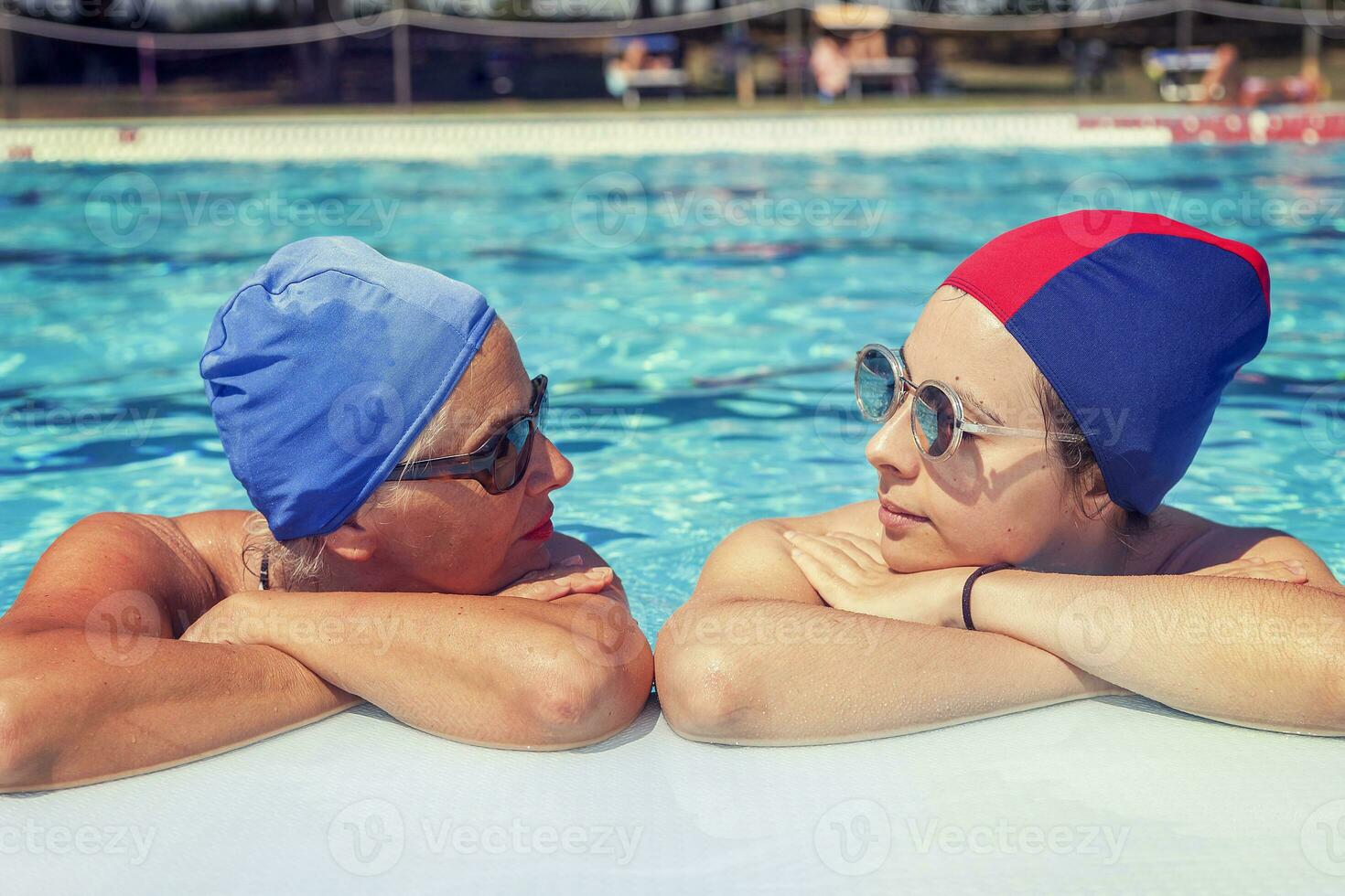 portrait de mère et fille dans maillot de bain photo