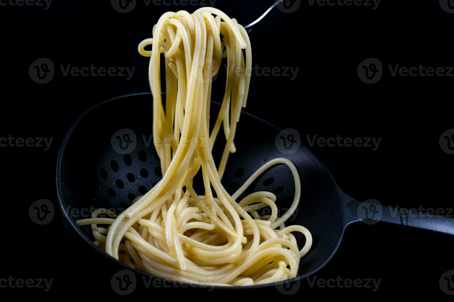 italien spaghetti cuit dans une passoire photo