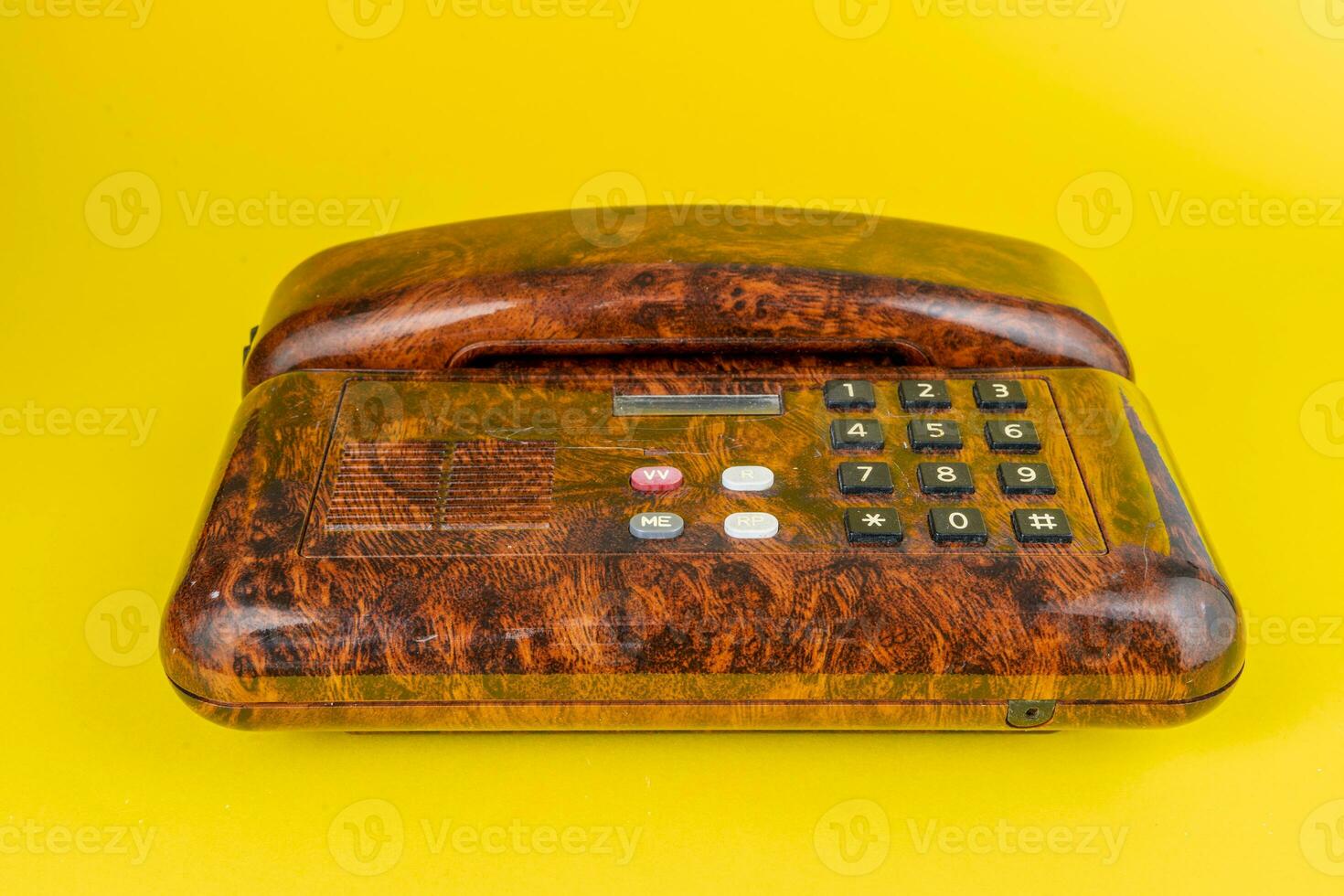 ancien Téléphone dans imitation bruyère bois plus de une Jaune Contexte photo
