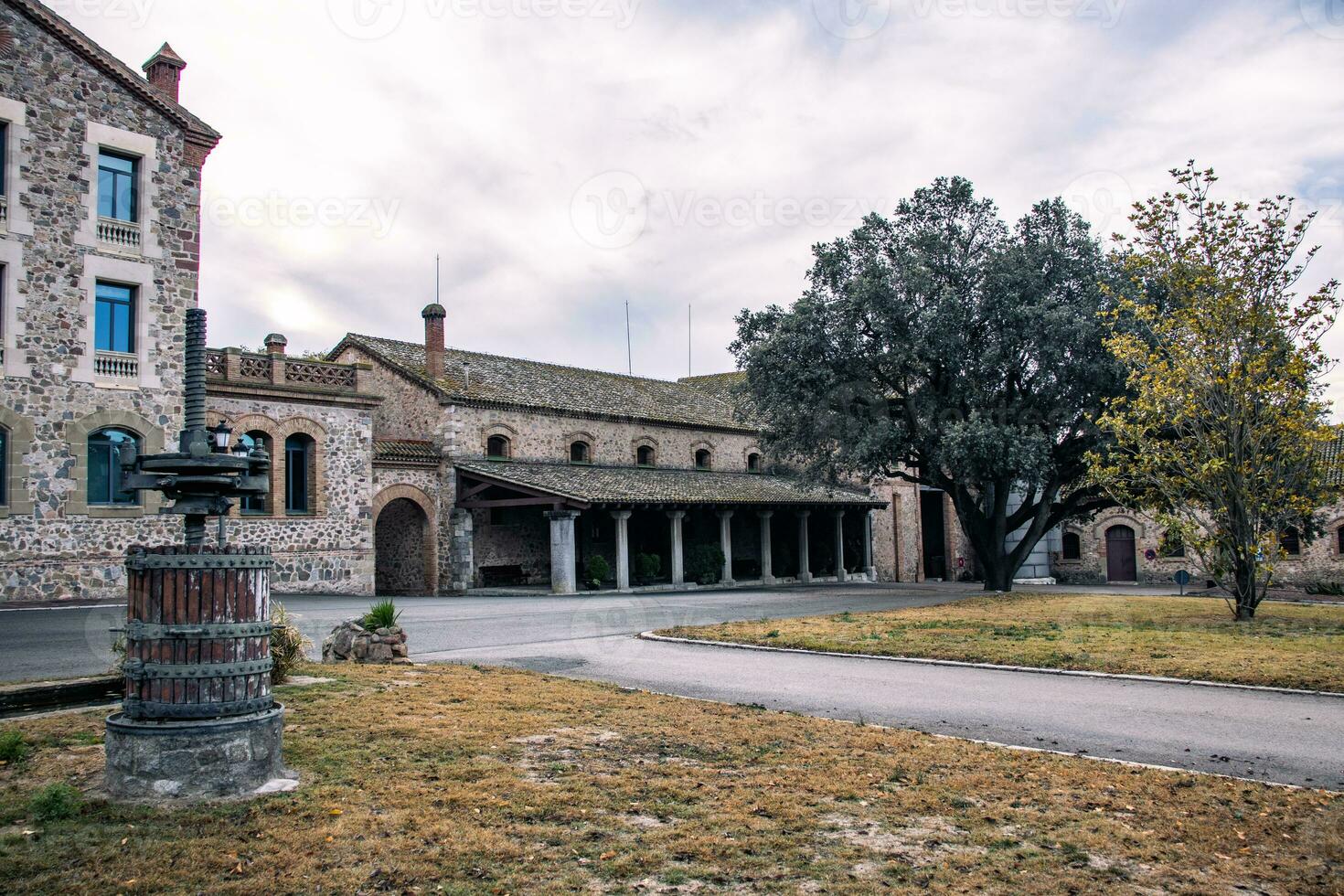 le extérieur de un vieux hiver ferme Cour concept photo. vous pouvez voir le arrière-cour un vieux pierre bâtiments. photo