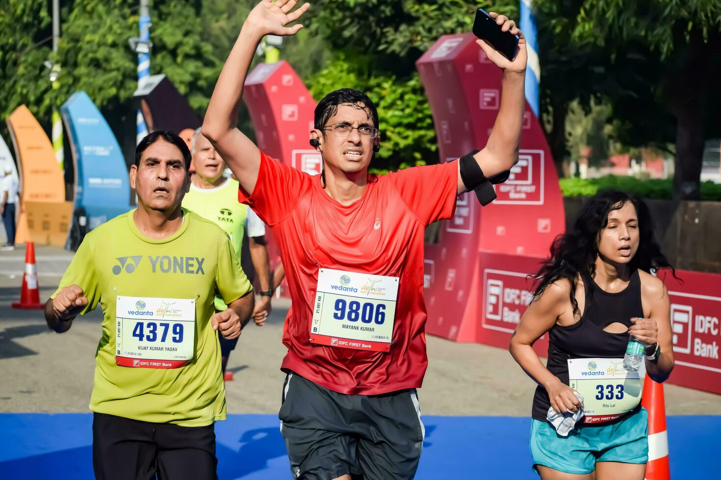 Nouveau Delhi, Inde - octobre 15 2023 - védanta delhi moitié marathon course après convoitise dans lequel marathon les participants à propos à traverser le terminer doubler, delhi moitié marathon 2023 photo