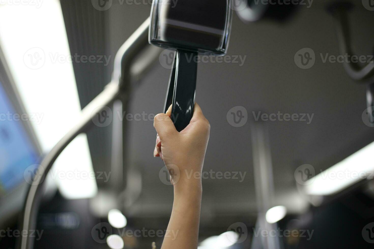 femme en portant une manipuler sur le skytrain bts dans Bangkok, Thaïlande photo