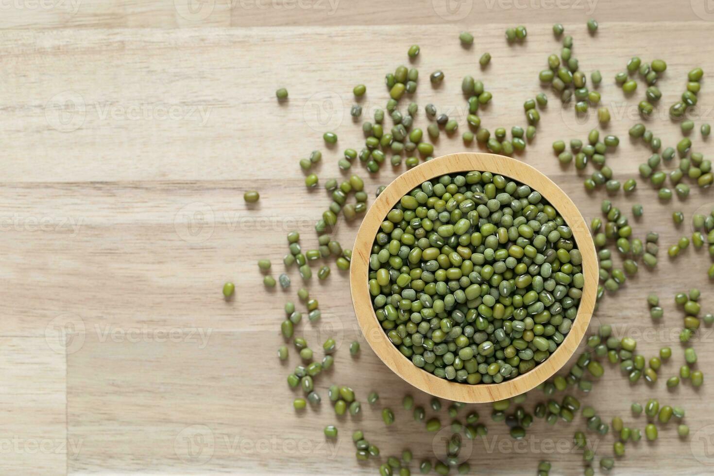 Haut vue de vert des haricots dans une bol sur bûcheron arrière-plan, en bonne santé en mangeant concept photo