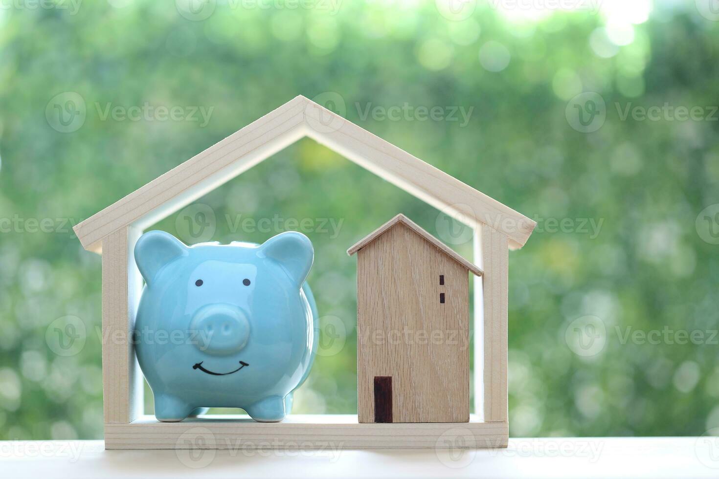 finance, modèle maison avec porcin banque et empiler de pièces de monnaie argent sur Naturel vert arrière-plan, entreprise investissement et réel biens concept photo